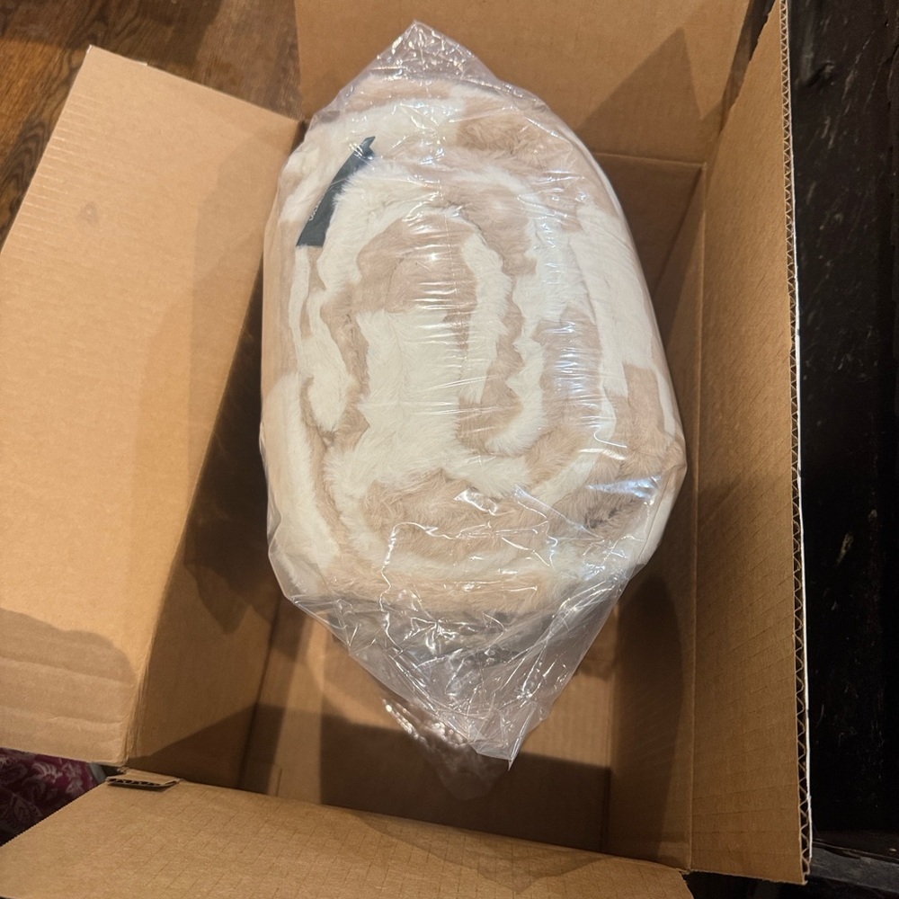 Lola Blankets Faux Fur Blanket/Latte Check/Size L/NEW! NIB! SEALED! Beautiful!!! - Picture 3 of 16